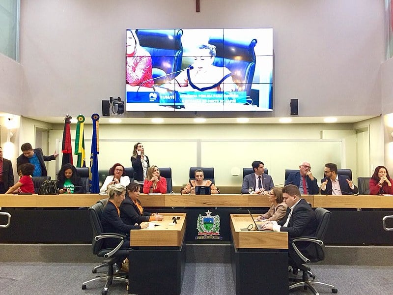 Tribuna da AL - PB com parlamentares e defensores(as)