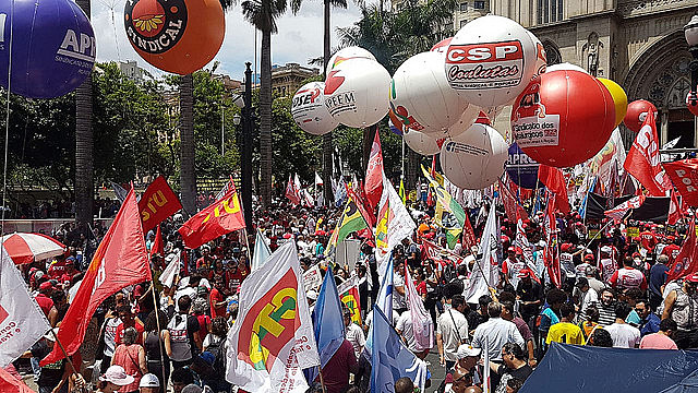 EM São Paulo, manifestantes se reuniram na Praça da Sé em repúdio à proposta de reforma da previdência de Bolsonaro