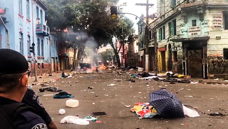 Pouco depois da ação policial na região da Luz, frequentadores do fluxo procuraram afastar a ação da polícia e tentar se proteger ateando fo