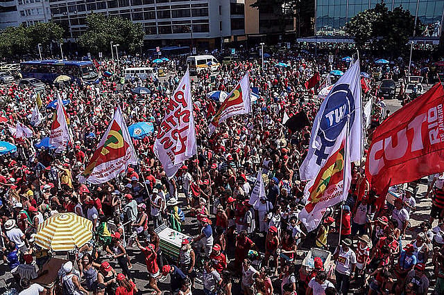 En la mañana del domingo Copacabana, Rio de Janeiro, fue escenario de actos contra el golpe