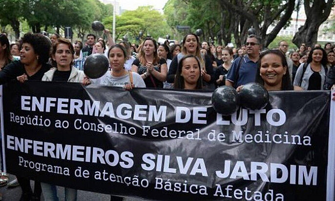 Enfermeiros e pacientes protestam contra decisão que limita atuação da categoria em frente ao Cremerj