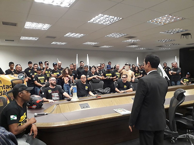 Agentes penitenciários de várias localidades do Paraná ocuparam a sala principal da Secretaria de Segurança Pública do Paraná