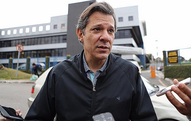 Haddad speaks to journalists after visiting Lula in Curitiba
