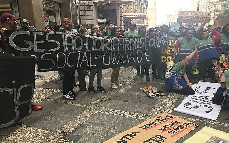 Manifestantes reclamam que o governo Doria vê a assistência social como caridade em protesto do dia 31 de julho