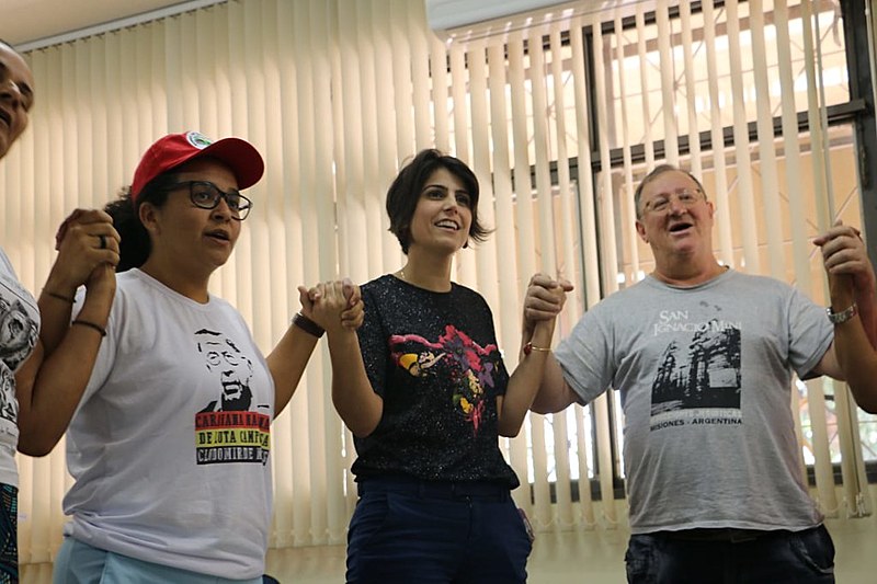 Manuela e militantes em greve de fome participam de ato em Brasília