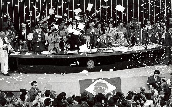 Somente a partir de 5 de outubro de 1988 a Saúde passou a ser assegurada pela Constituição como direito universal