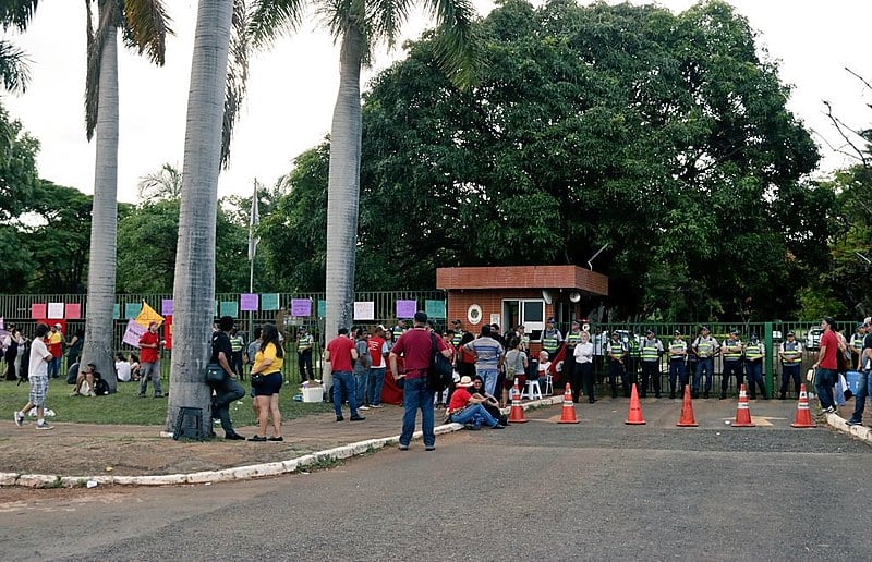 Movimentos sociais fizeram vigília para defender sede diplomática venezuelana, que foi esvaziada depois de 12 horas