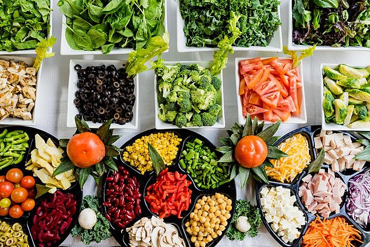 De acordo com a nutricionista Valéria Machado, é preciso equilíbrio ao colocar a comida no prato ou montar a marmita