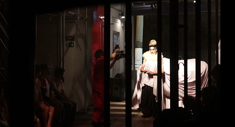 mulher trans em espetáculo no teatro oficina
