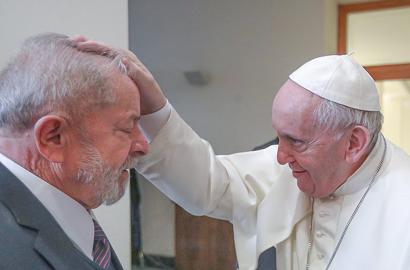 Papa Francisco abençoou Lula durante encontro; imagem repercute nas redes sociais do ex-presidente