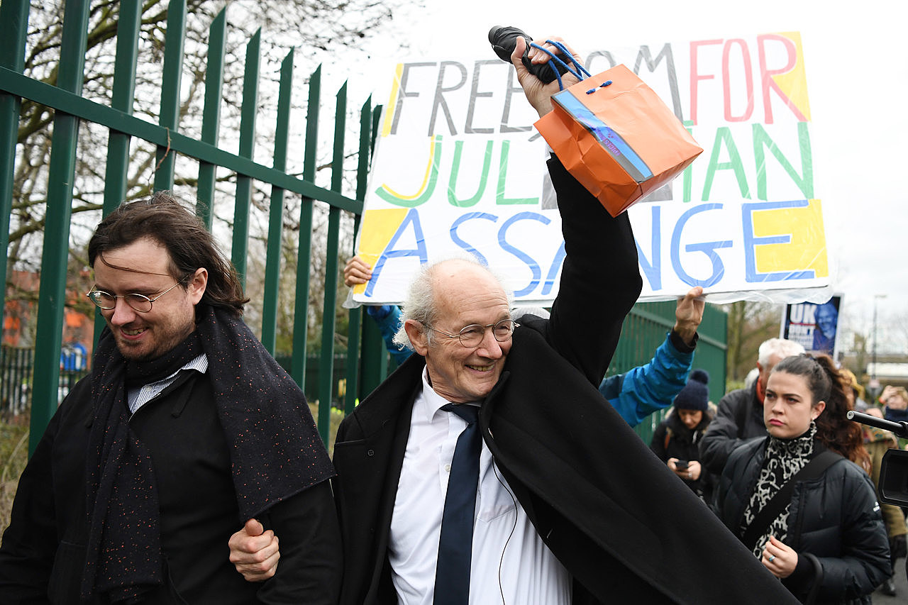 John Shipton (R), pai do fundador do WikiLeaks, Julian Assange, e Gabriel Shipton (E), irmão de Assange, chegam ao Tribunal da Coroa de Woolwich