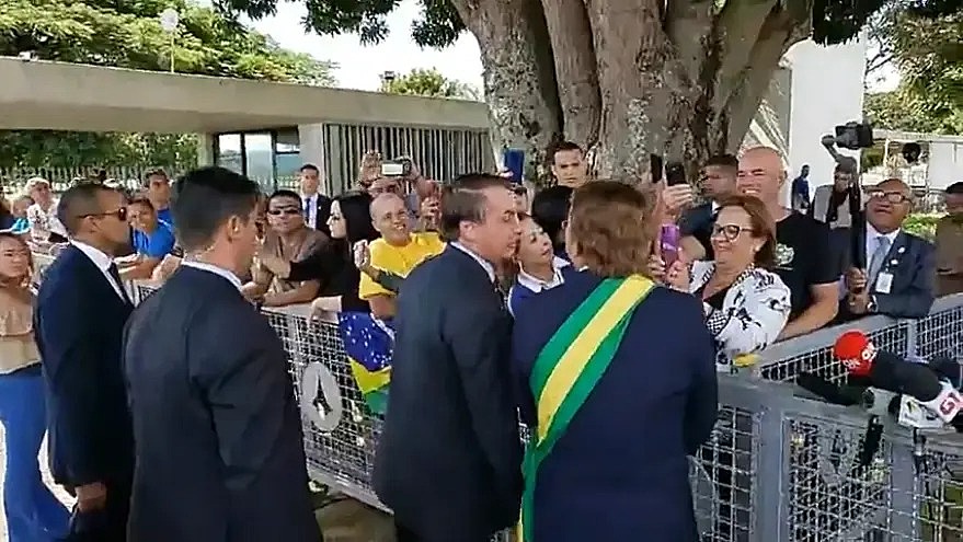 bolsonaro carioca bananas