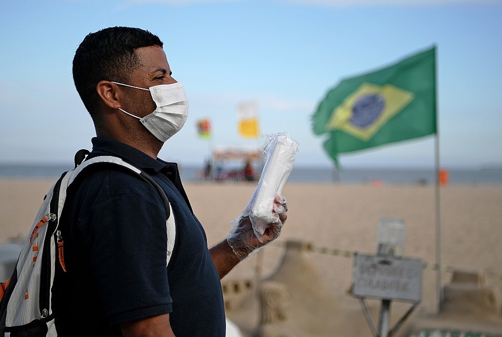 Ambulante vende máscaras contra o novo coronavírus na Praia de Copacabana, no Rio de Janeiro