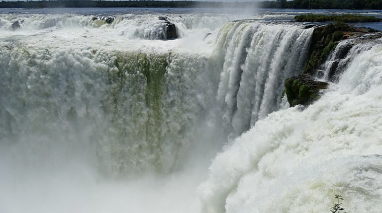 A água que falta nos bairros irriga o bolso dos acionistas da Sanepar