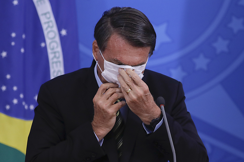 Bolsonaro se atrapalha com máscara de covid-19