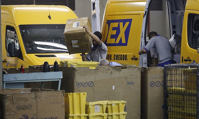 correios caminhao trabalhador