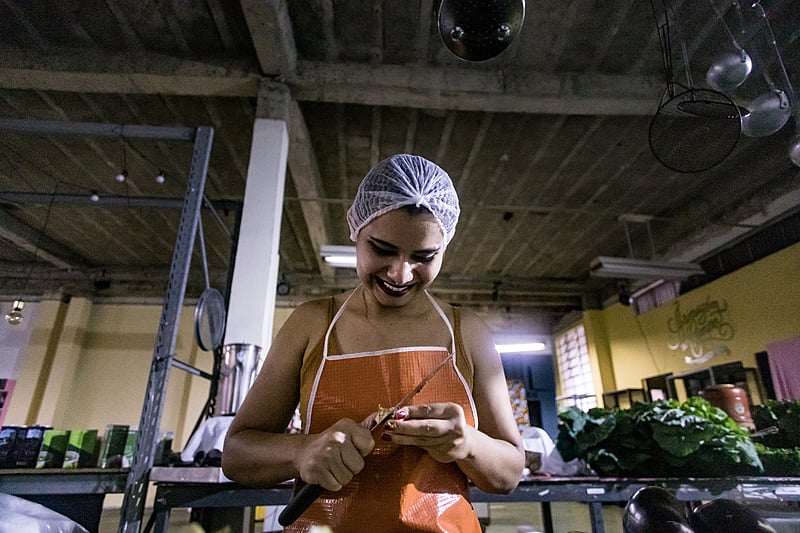 mulher cozinhando