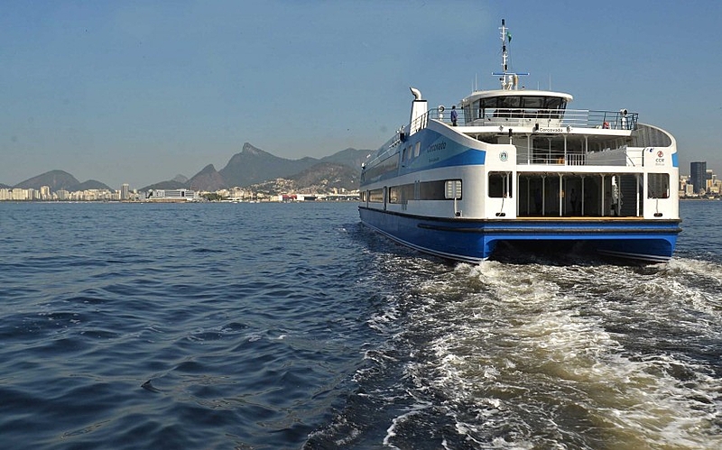 Barca atravessa baía de guanabara