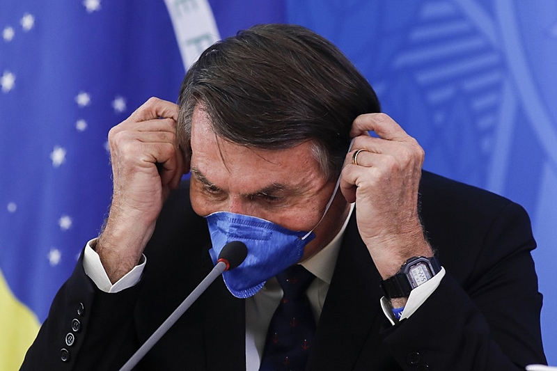 Jair Bolsonaro usa máscara