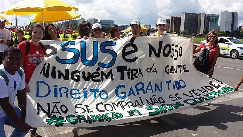 Foto da Marcha em Defesa do SUS (Brasília, 2015).