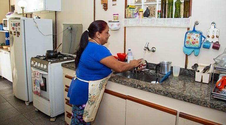 Trabalhadoras domésticas: rotina é marcada por precariedade e luta por dignidade profissional