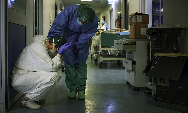 Equipe médica desesperada