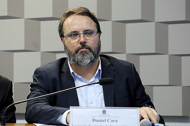 Educação gera emancipação e elite brasileira vê isso como ameaça, afirma professor da USP
