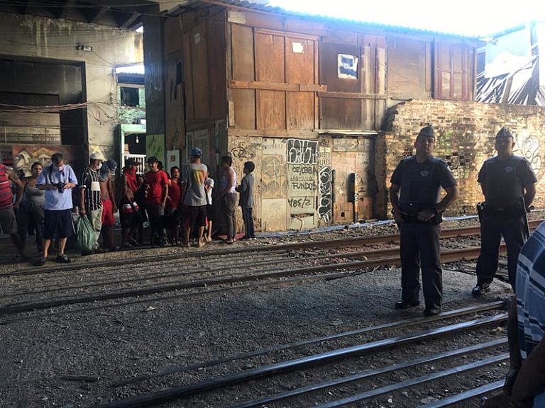 Em SP, PM leva três moradores da Favela do Moinho e deixa familiares sem informações