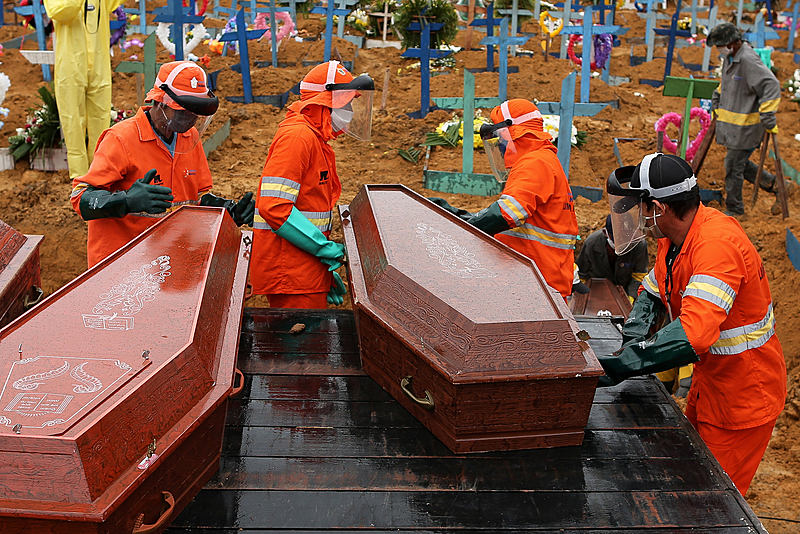 Caixões sendo descarregados para serem enterrados em uma vala comum no cemitério de Nossa Senhora em Manaus, estado da Amazônia, Brasil, em 6 de maio de 2020