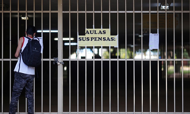 Cartaz de aulas suspensas