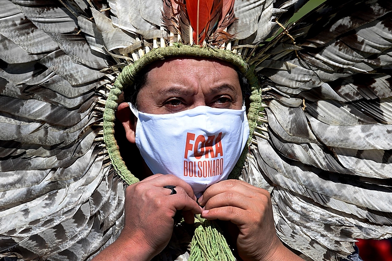 O líder indígena Kaingang brasileiro Kretan Kaingang participa de um protesto contra o presidente brasileiro Jair Bolsonaro em frente ao Congresso Nacional de Brasília, nesta quinta (21)