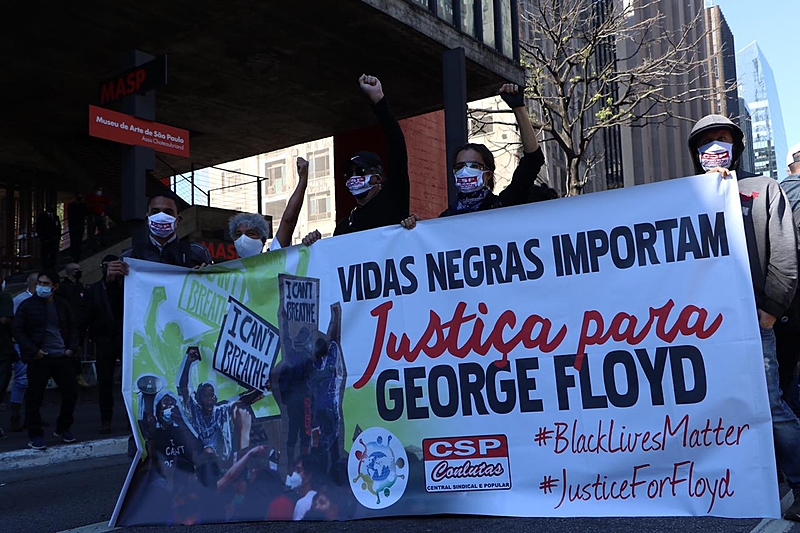 Ato de torcidas organizadas pela democracia na Avenida Paulista, em 31 de maio