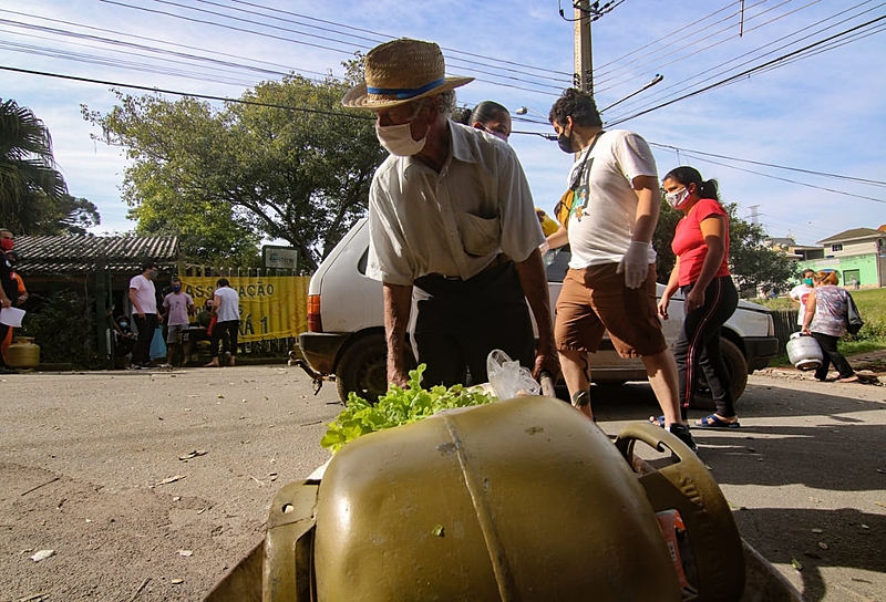 Petroleiros e MST doam 520 botijões de gás e 15 toneladas de alimentos em Curitiba