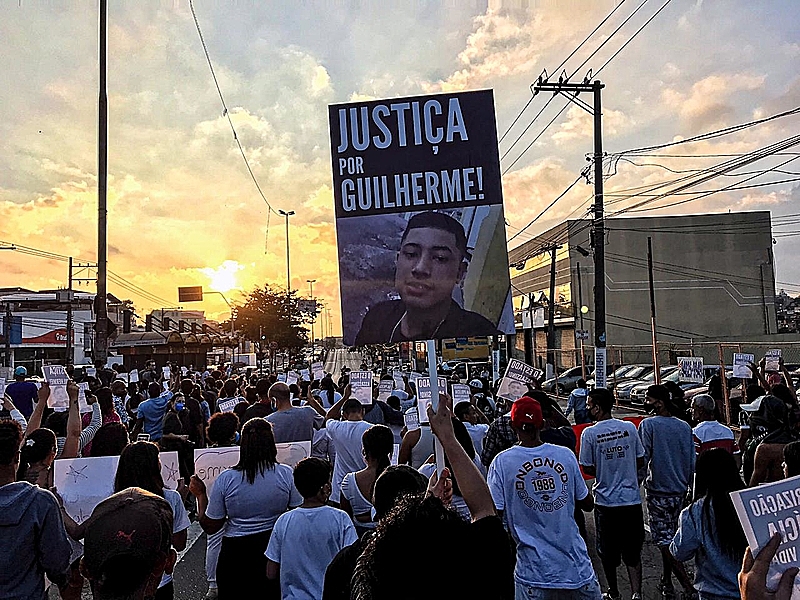 Cerca de 300 moradores da Vila Clara, zona sul de São Paulo, marcharam exigindo justiça pelo assassinato do adolescente Guilherme Silva Guedes, de 15 anos
