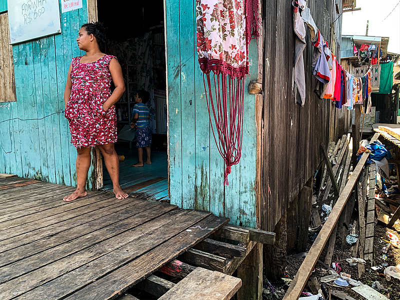 Rosana dos Santos, 24 anos, e o filho na porta da sua casa na Vila da Barca, em Belém.