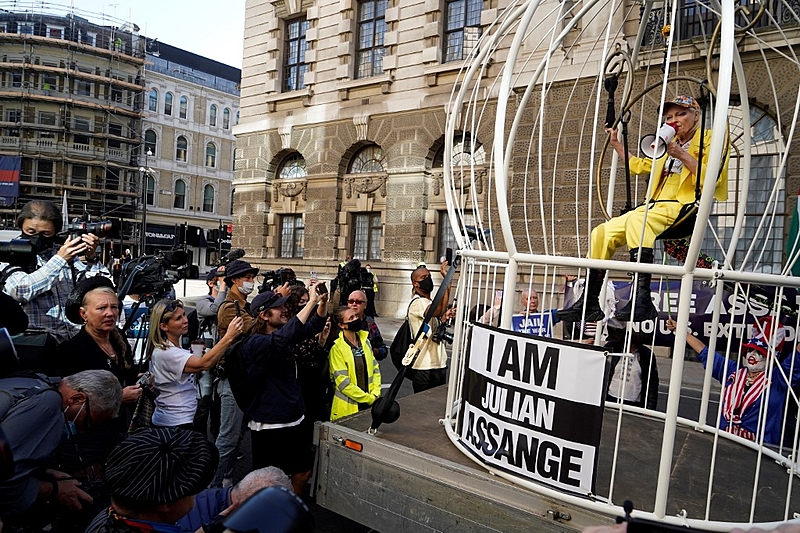 Londres - Em protesto contra a possível extradição de Julian Assange, a estilista Vivienne Westwood  se caracterizou como um pássaro trancado numa gaiola. "Isso pode acontecer a qualquer jornalista."