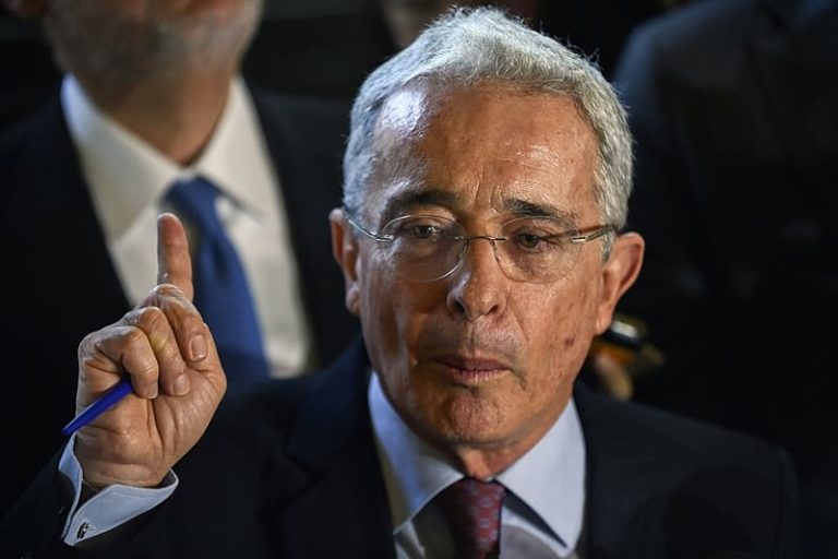 Para Gustavo Petro, absolvição de ex-presidente Uribe encobre poder paramilitar na Colômbia