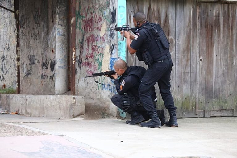 Maré (RJ): com blindados e helicópteros, operação policial resulta em três mortes