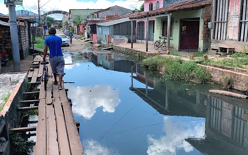 A comunidade do Tapanãzinho não tem saneamento básico. Sempre que chove a casa onde os Warao moram enche de água e lixo. Eles pedem ajuda do poder público.
