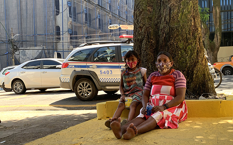 Mãe e filha Warao na avenida Presidente Vargas – próximo ao mercado do Ver-o-Peso , em Belém. Elas estavam pedindo dinheiro para pagar aluguel e se alimentar.