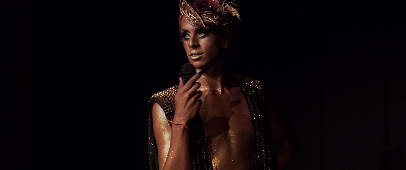 mulher trans, glitter, fundo escuro