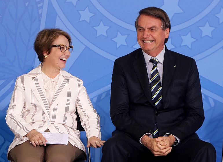 Em associação com ministra da Agricultura (à esq.), Bolsonaro tem autorizado diferentes benefícios fiscais e creditícios ao agronegócio