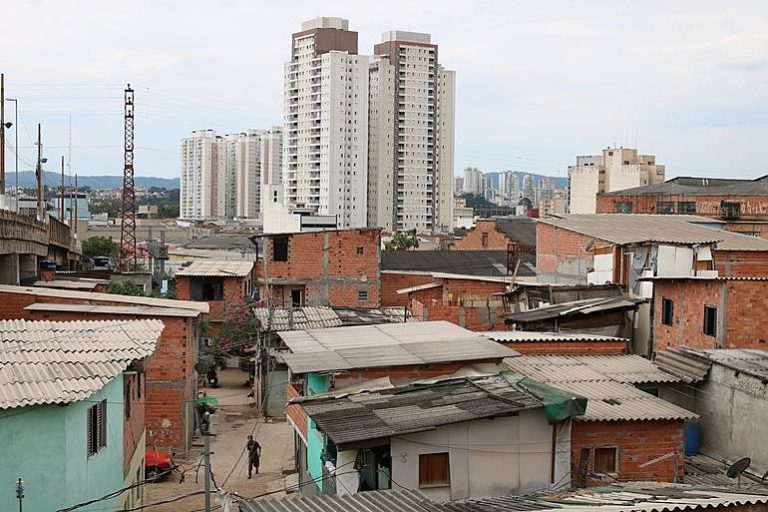“Isenção sobre lucros e dividendos não gerou crescimento”, afirma economista em debate