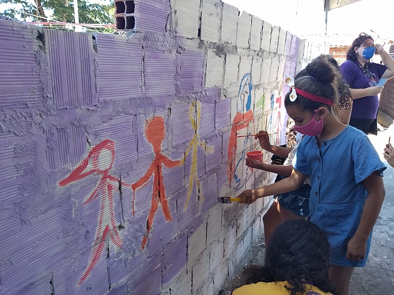 Construção do Mural em Aratu com as crianças