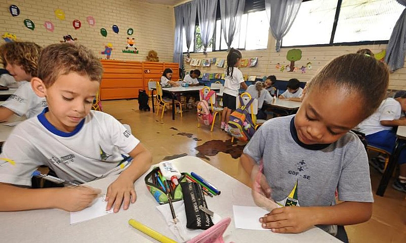crianças em sala de aula