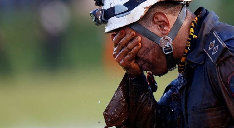 homem, lama, brumadinho, tristeza
