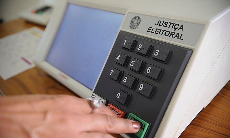 urna eletronica mulher