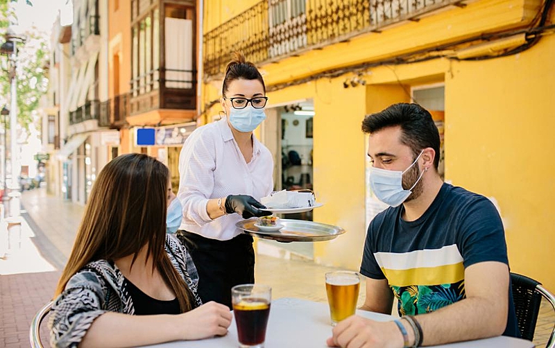 casal no bar de máscara