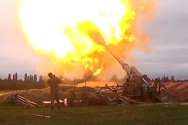 Imagem de vídeo do site oficial do Ministério da Defesa do Azerbaijão nesta segunda (28), mostra ataque de artilharia contra as posições dos separatistas armênios na região de Nagorno-Karabakh