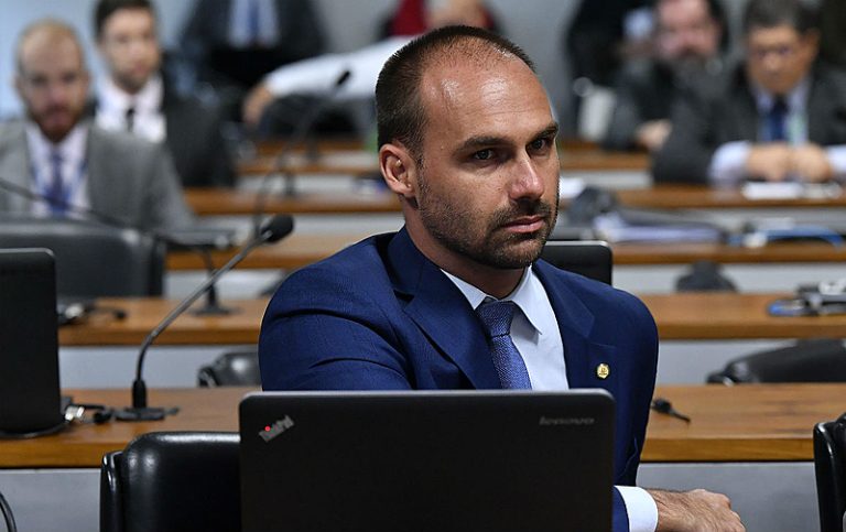 Câmara abre processo contra Eduardo Bolsonaro por deboche a tortura sofrida por Miriam Leitão